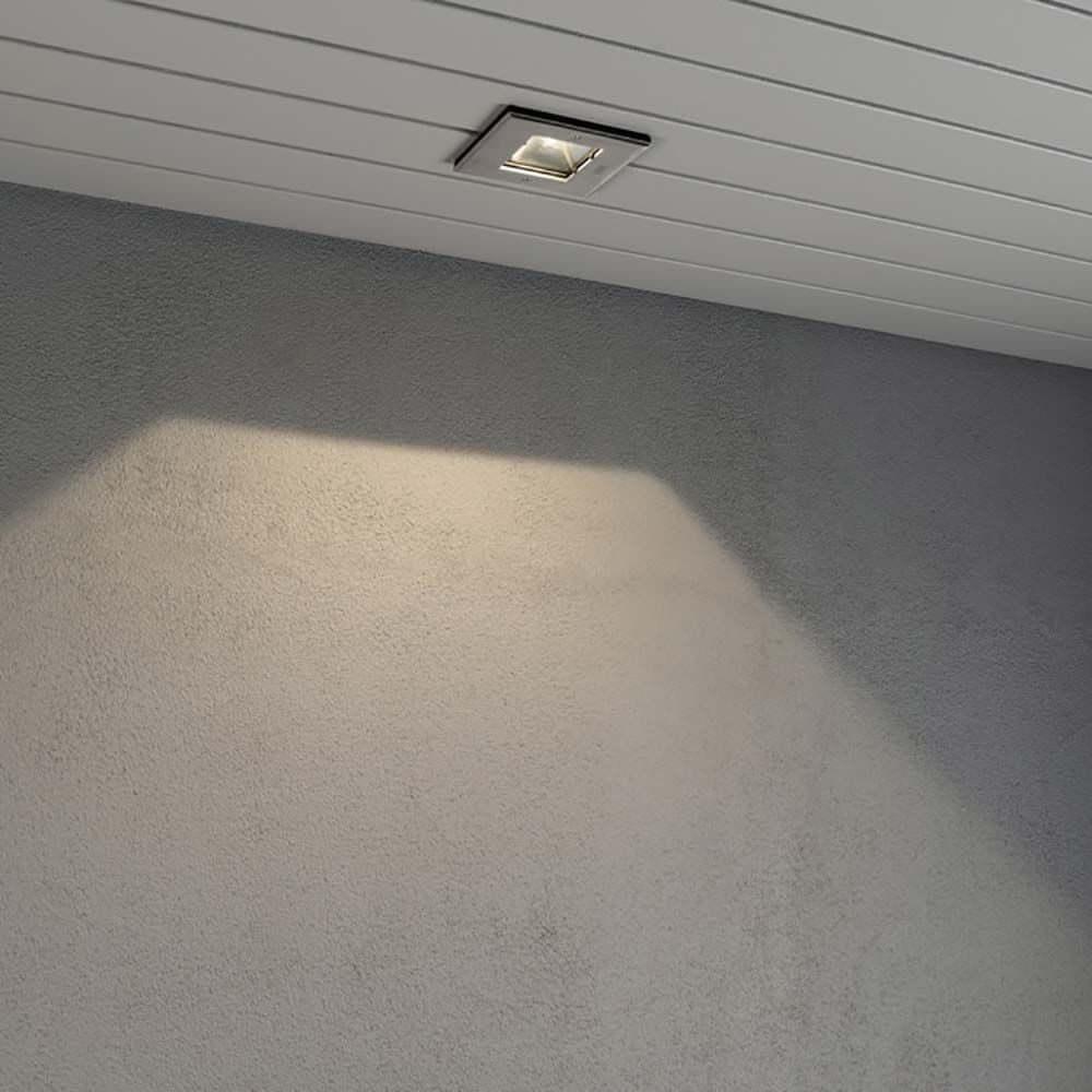 LED Decken Einbaustrahler IP44 an Decke mit sanfter Beleuchtung auf grauer Wand.