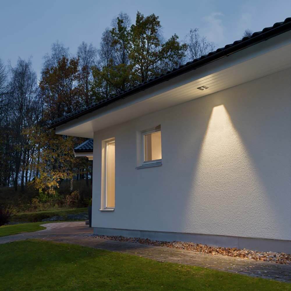 LED Decken Einbaustrahler IP44 an Hauswand, warmes Licht im Dämmerlicht, moderne Außenbeleuchtung.