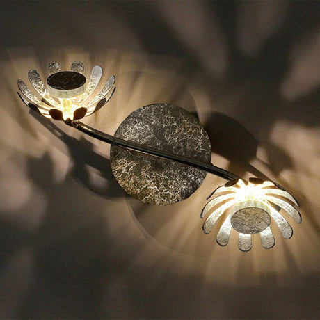 LED Plafonnier Bloom à 2 lampes 30 cm couleur argent avec réflecteurs en forme de calice de fleur et lumière blanc chaud.
