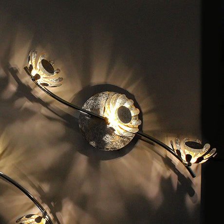 LED Plafonnier Bloom à 3 lumières 50 cm couleur argent avec réflecteurs lumineux en forme de fleur et lumière à intensité variable.