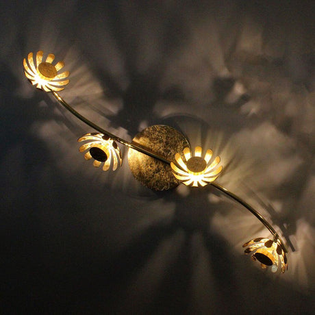 LED Deckenlampe Bloom 4-flammig 70cm Goldfarben mit blütenförmigen Leuchtenköpfen und warmweißem Licht.