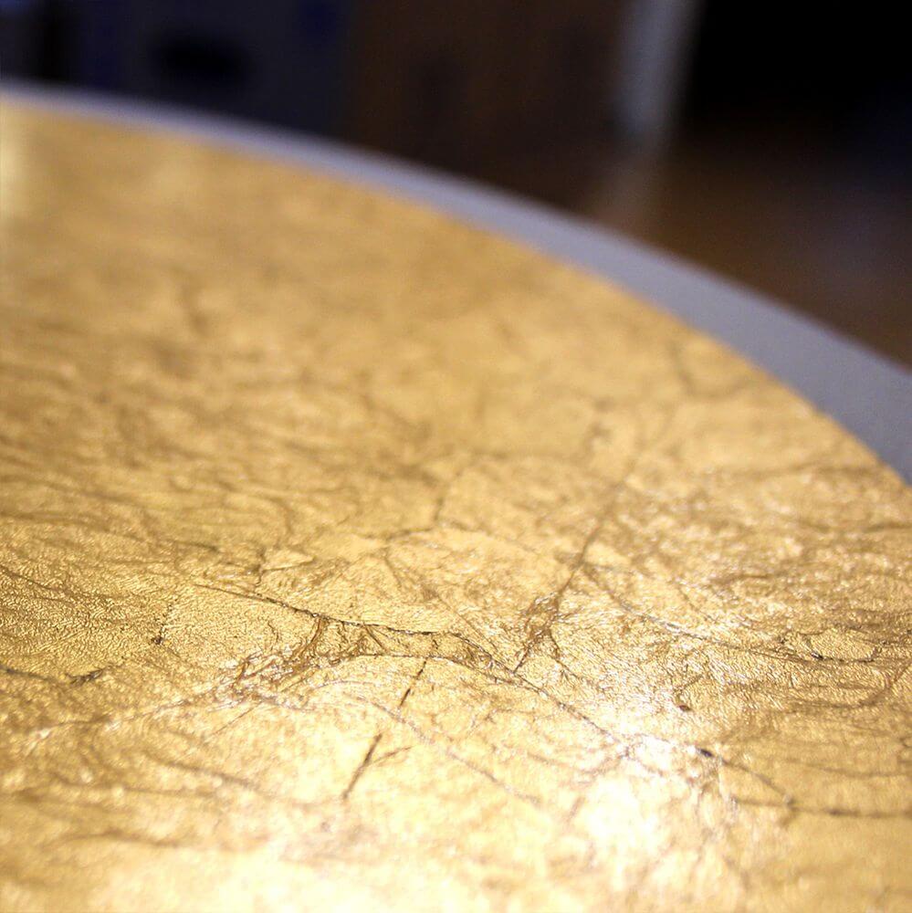 Detailansicht der goldfarbenen Oberfläche, ideal für LED Deckenlampe Moon Ø 50cm.