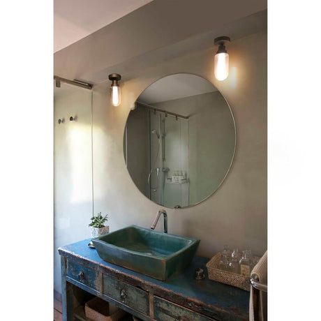 LED Deckenleuchte BRUME 3W 2700K IP44 Bronze im modernen Badezimmer mit runder Spiegel.