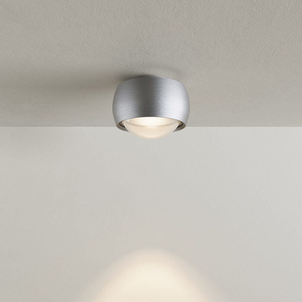 s.luce Beam LED Deckenleuchte mit Linse, Ø 8cm, aus gebürstetem Metall, elegantes Design für stimmungsvolle Beleuchtung.