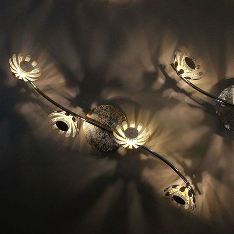 LED Plafonnier Bloom à 4 lampes 70 cm couleur argent avec des réflecteurs en forme de calice pour de beaux effets de lumière et d’ombre.