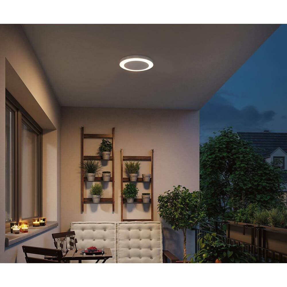 LED Außen Wand- & Deckenleuchte Circula Sensor an Decke im Eingangsbereich bei Nacht.