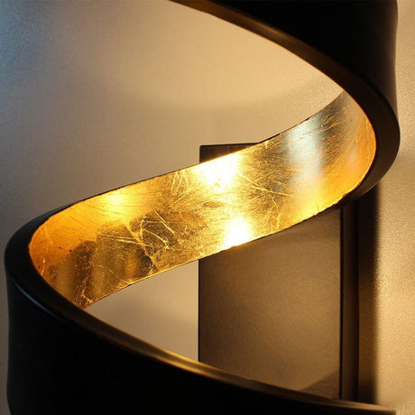 LED Deckenleuchte Helix Goldfarben, Schwarz in spiralenförmigem Design mit goldfarbener Innenseite.