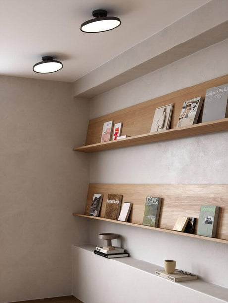 Moderne LED-taklampe Kaito 2 Pro 30 i et stilfullt interiør med bokhylle.
