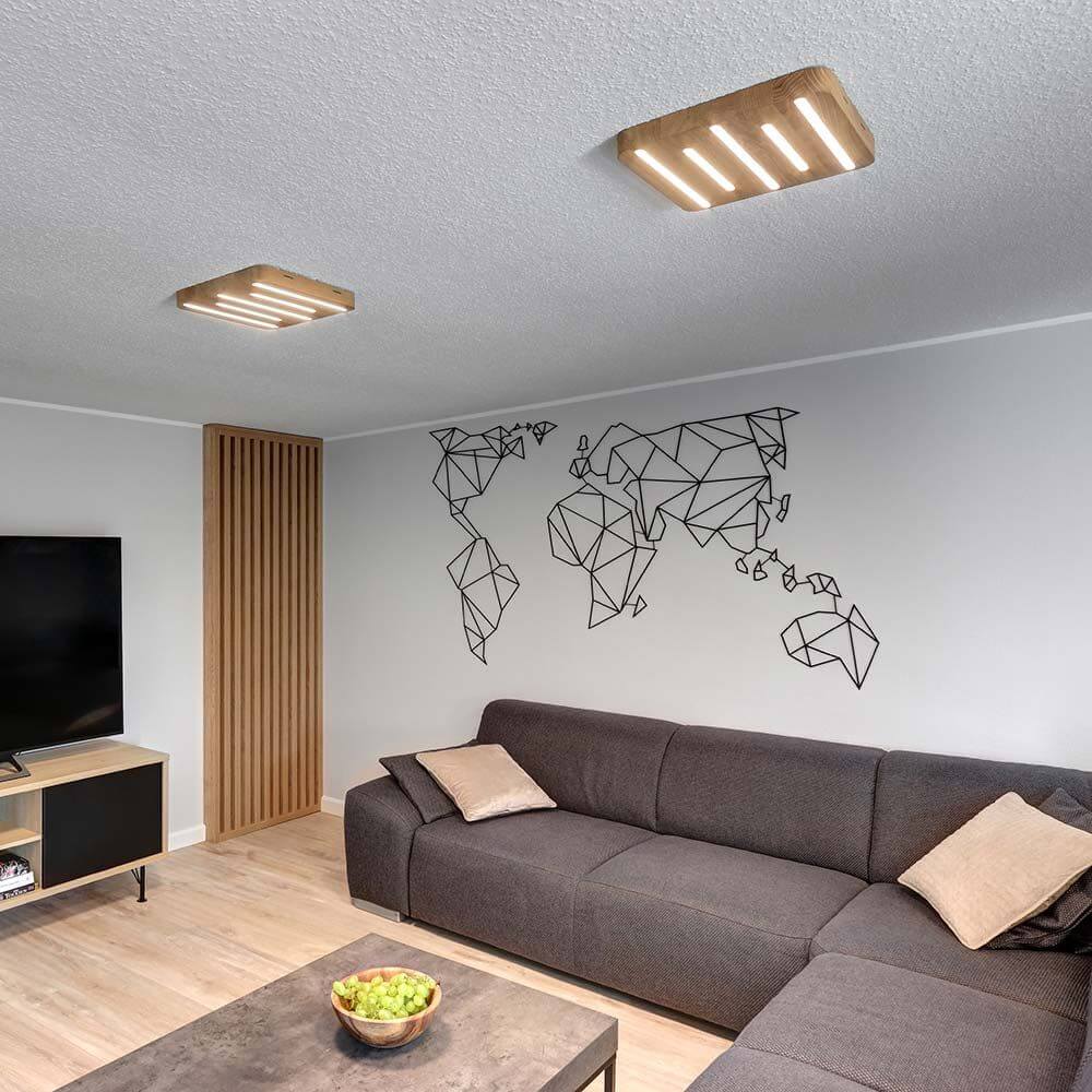 LED Deckenleuchte Neele 1820lm Eiche-Geölt in modernem Wohnraum mit geometrischem Wanddesign.