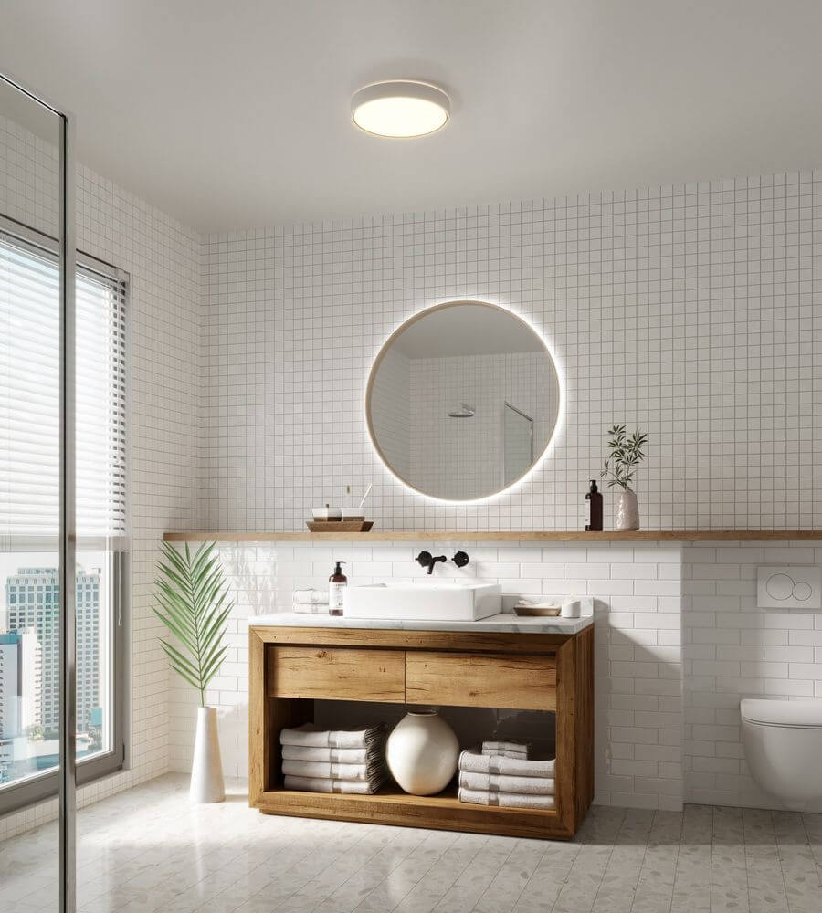 LED Deckenleuchte Noxy IP44 in modernem Badezimmer mit Holzregal und runder Spiegelleuchte.