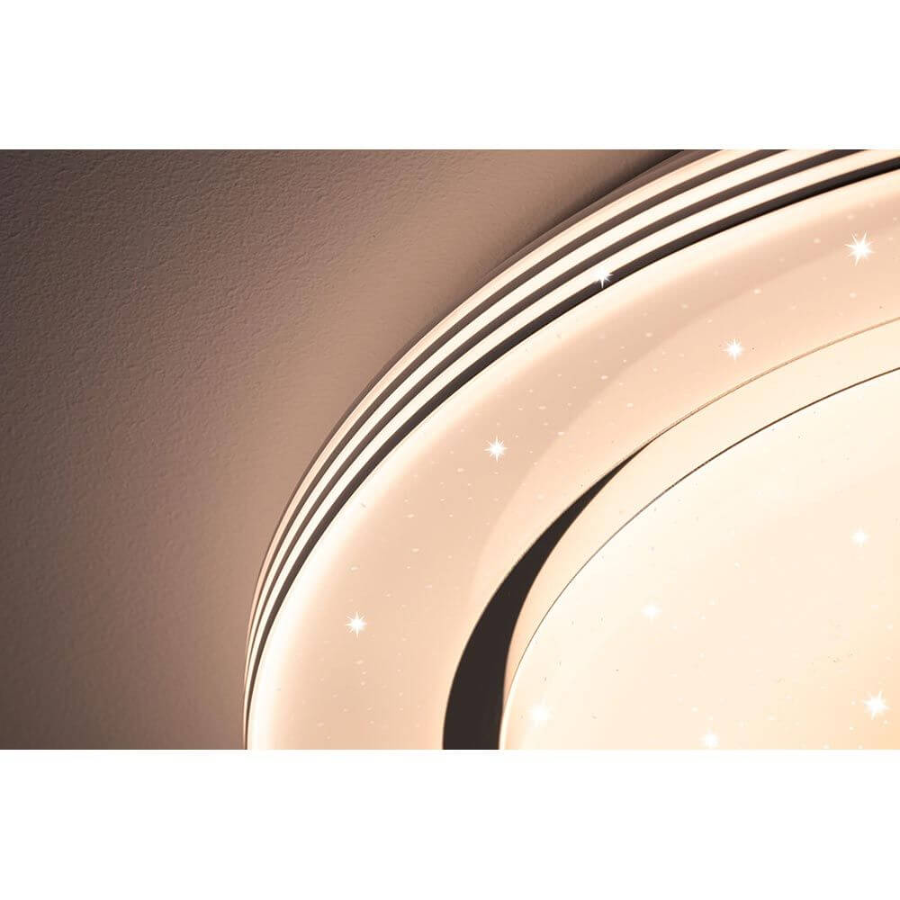 LED Deckenleuchte Rainbow RGB in Chrom und Weiß mit magischen Lichteffekten und Sternenhimmel.
