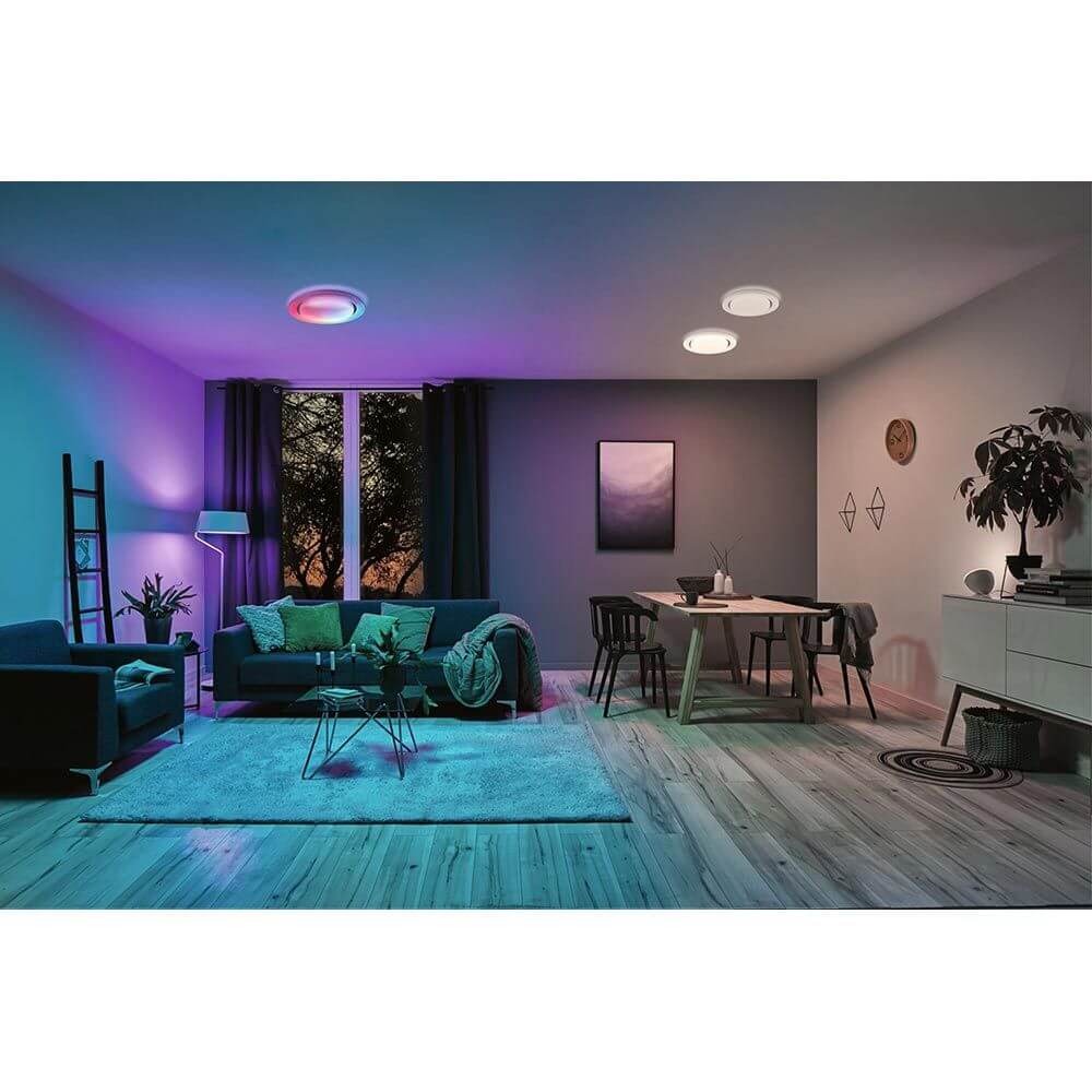 LED Deckenleuchte Rainbow RGB im Wohnzimmer mit Regenbogeneffekten und dimmbarem Licht.