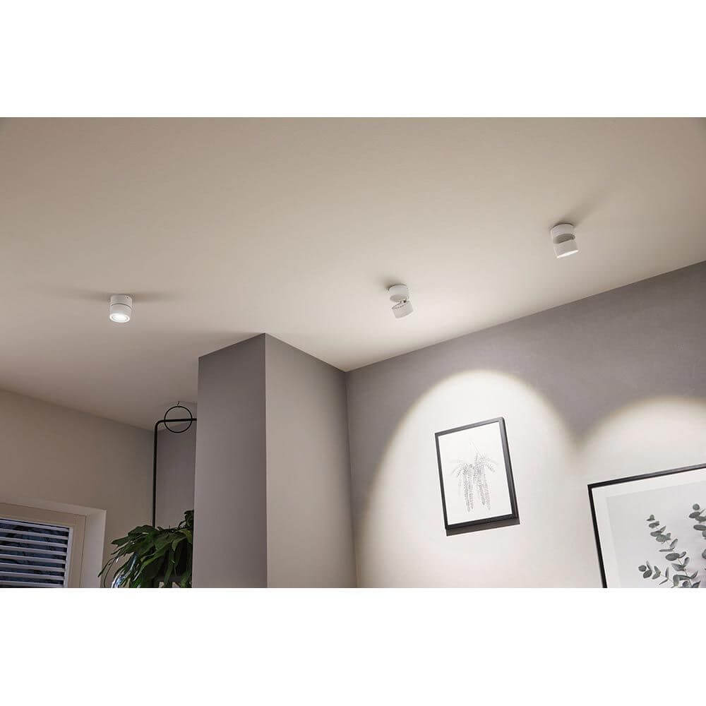 LED Deckenleuchte Spircle Strahler Weiß-Matt in modernen Wohnraum mit schwenkbarem Spotkopf.