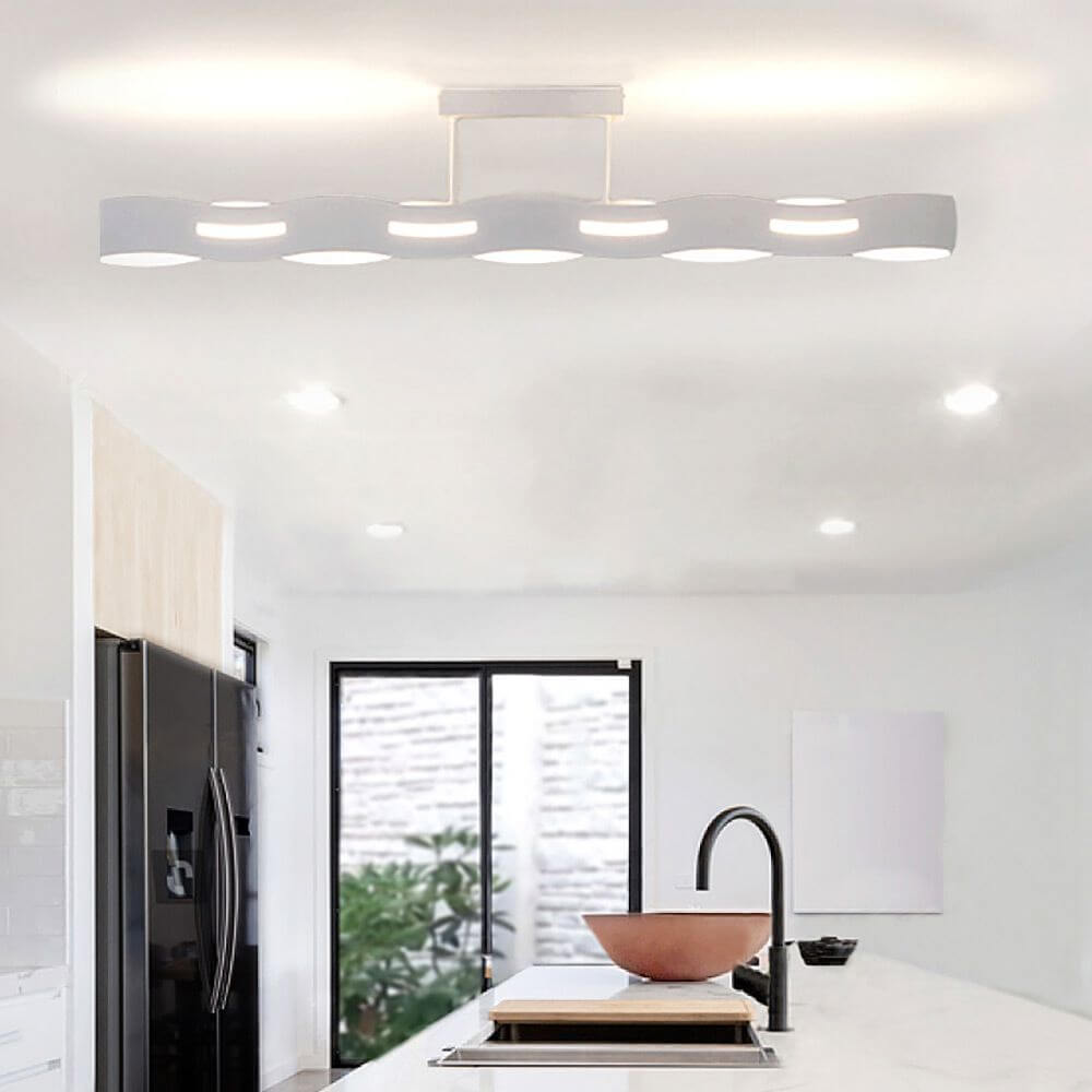 LED Deckenleuchte Wave 3-Stufen Dimmer Weiß in modernem Kücheninterieur mit warmweißem Licht.