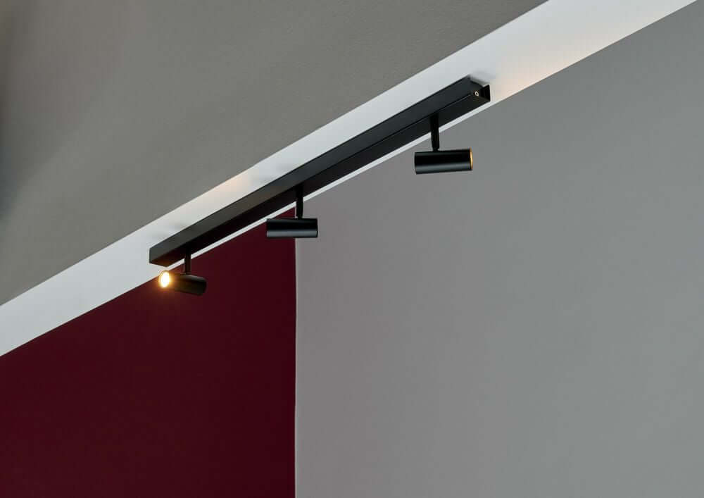 LED Deckenstrahler Omari 3-Spot in minimalistischem Design an Decke montiert, ideal für nordische Einrichtung.