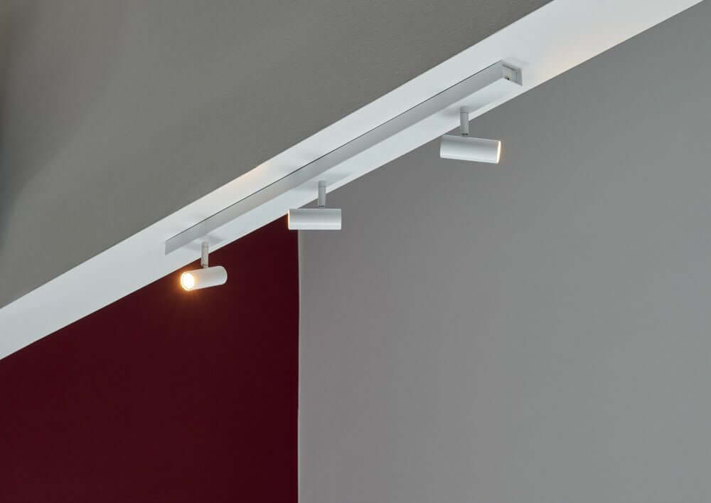 LED Deckenstrahler Omari 3-Spot mit minimalistischen, klaren Linien in nordischem Design.
