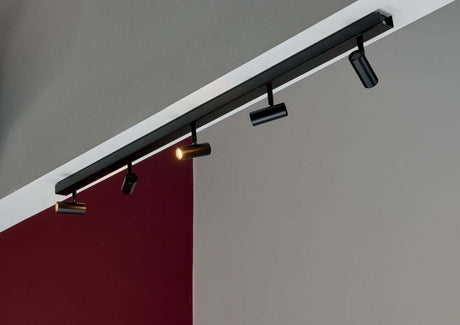 LED Deckenstrahler Omari 5-Spot in minimalistischem Design mit klaren nordischen Linien.