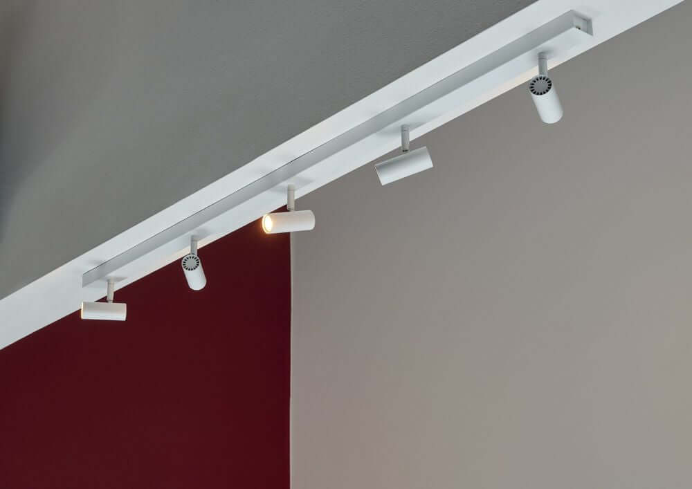 LED Deckenstrahler Omari 5-Spot in minimalistischen nordischen Linien an einer Wand, ideal für modernes Wohndesign.