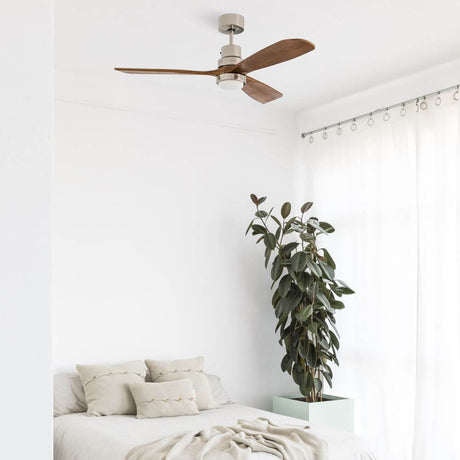 LED Deckenventilator Lantau Ø 132cm Nickel-Matt in modernem Schlafzimmer mit Pflanzen und hellem Design.