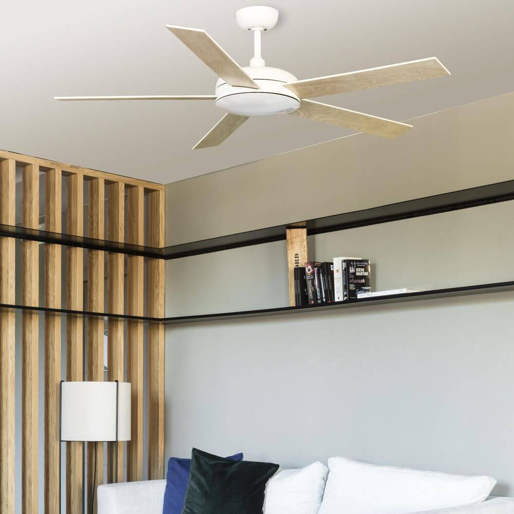 LED Deckenventilator Nova 12W 1000lm Weiß, Weiß-Ahorn im modernen Wohnzimmer mit Holzregal.