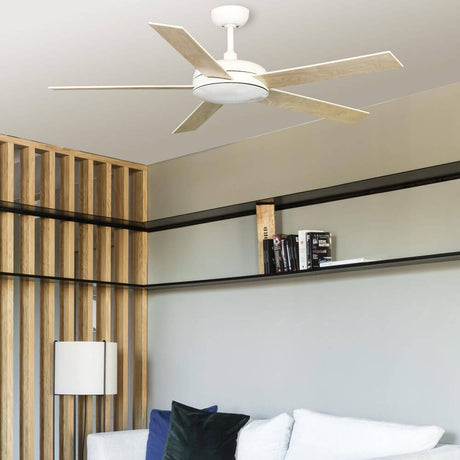 LED Deckenventilator Nova 12W 1000lm Weiß, Weiß-Ahorn im modernen Wohnzimmer mit Holzregal.