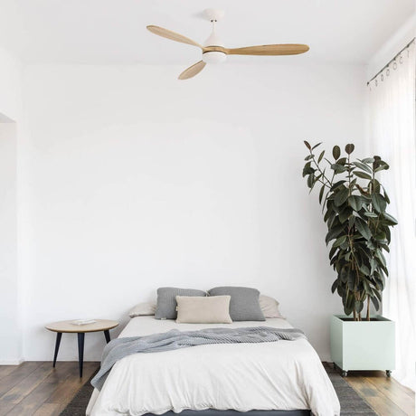 LED Deckenventilator Poros Ø 132cm Weiß in modernem Schlafzimmer mit Pflanzen und Bett.