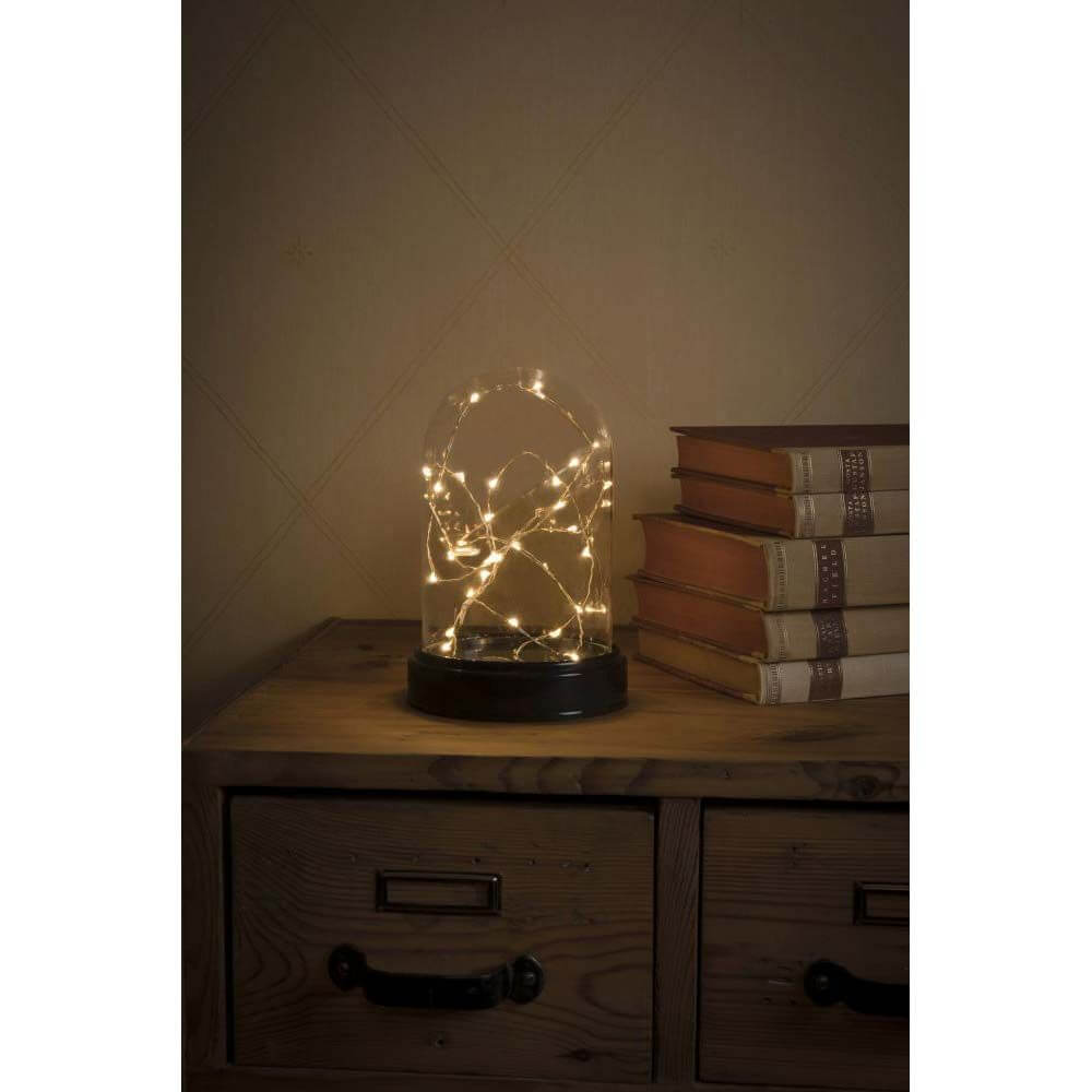 LED Dekoglaskuppel mit silberfarbenem Draht Timer 30 bernsteinfarbene Dioden batteriebetrieben auf einem Holztisch.