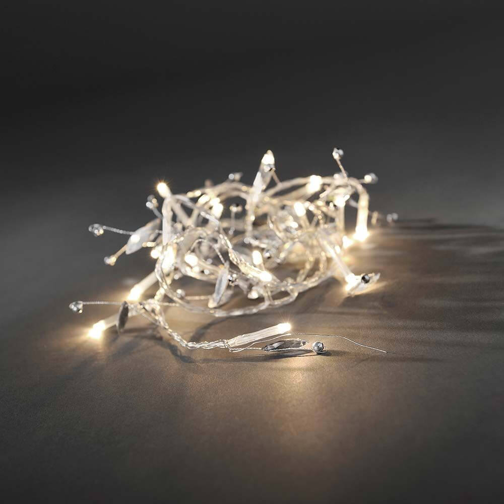 LED Dekolichterkette Glasperlen 20 Warmweiße Dioden batteriebetrieben auf dunklem Hintergrund.
