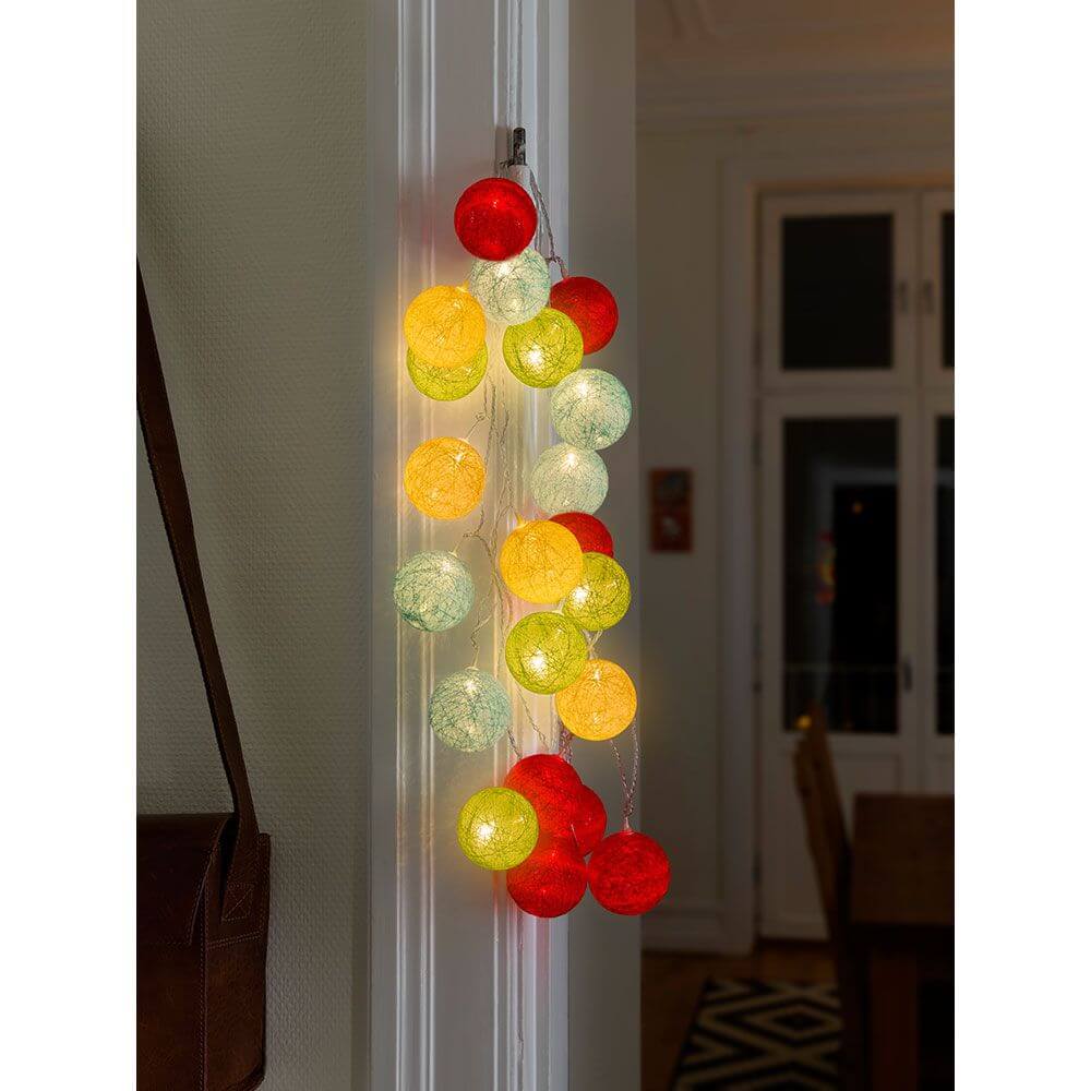 LED Dekolichterkette bunte Baumwollkugeln groß 16 Warmweiße Dioden an Wänden mit bunten Kugeln beleuchtet.