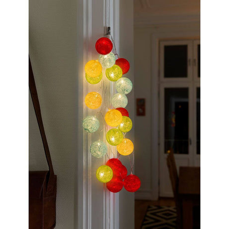 LED Dekolichterkette bunte Baumwollkugeln groß 16 Warmweiße Dioden an Wänden mit bunten Kugeln beleuchtet.