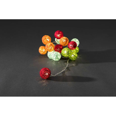 LED Dekolichterkette bunte Baumwollkugeln klein 16 Warmweiße Dioden auf dunklem Hintergrund.