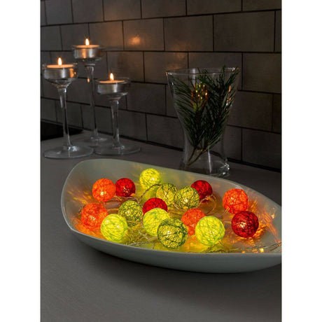 LED Dekolichterkette bunte Baumwollkugeln klein 16 Warmweiße Dioden in einer dekorativen Schale mit Kerzen.