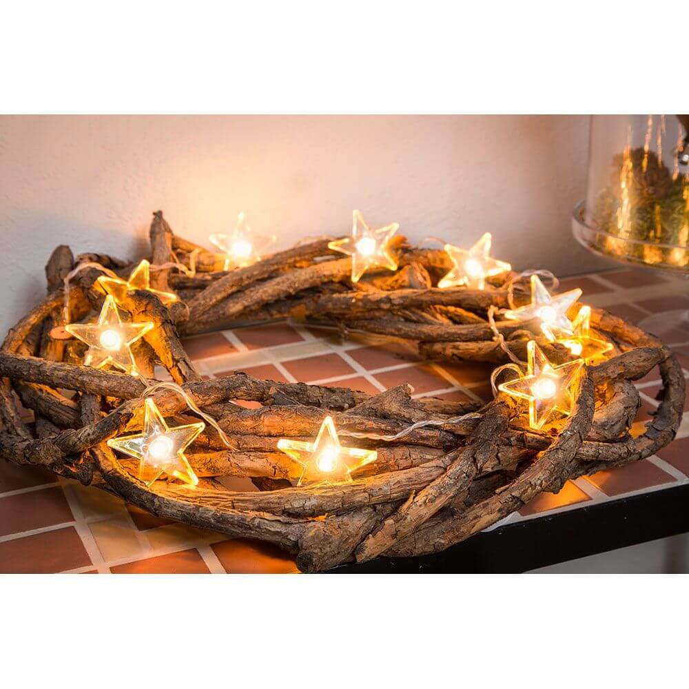 LED Dekolichterkette klare Sterne 10 Warmweiße Dioden batteriebetrieben auf einem Holzwagen, dekorativ leuchtend.