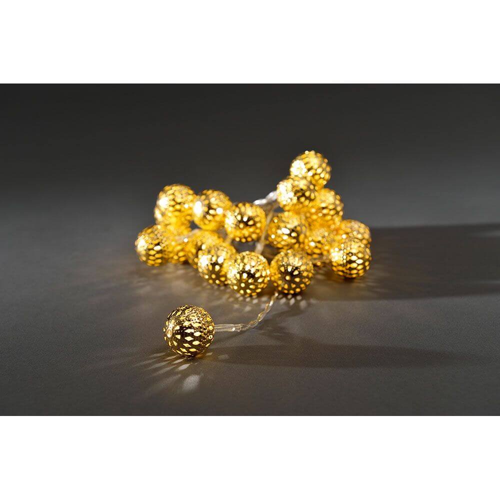LED Dekolichterkette kleine goldfarbene Metallbälle 20 Warmweiße Dioden batteriebetrieben auf dunklem Hintergrund