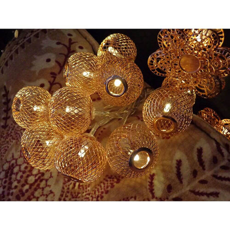 LED decorative string lights copper-colored metal balls 10 warm-white diodes battery-operated with illuminated metal balls.