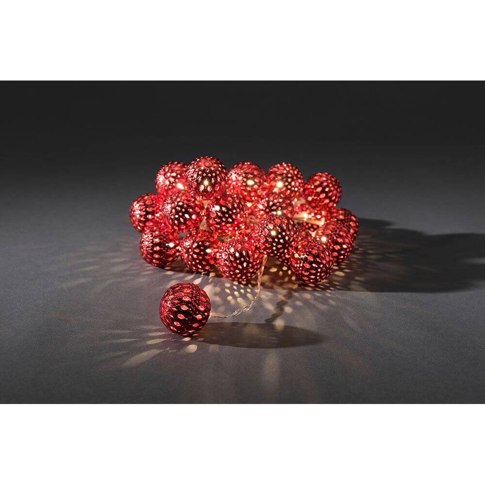 LED Dekolichterkette rote Metallbälle 24 Warmweiße Dioden leuchten in der Dunkelheit und verleihen jedem Raum festlichen Flair.