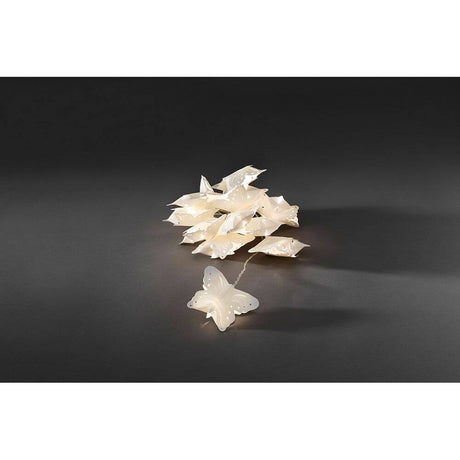 LED Dekolichterkette weiße Papierschmetterlinge 12 Warmweiße Dioden auf dunklem Hintergrund