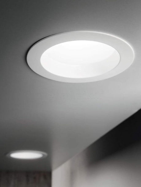 LED Downlight Basic S Ø14,4cm 3000K an der Decke in modernem Design installiert