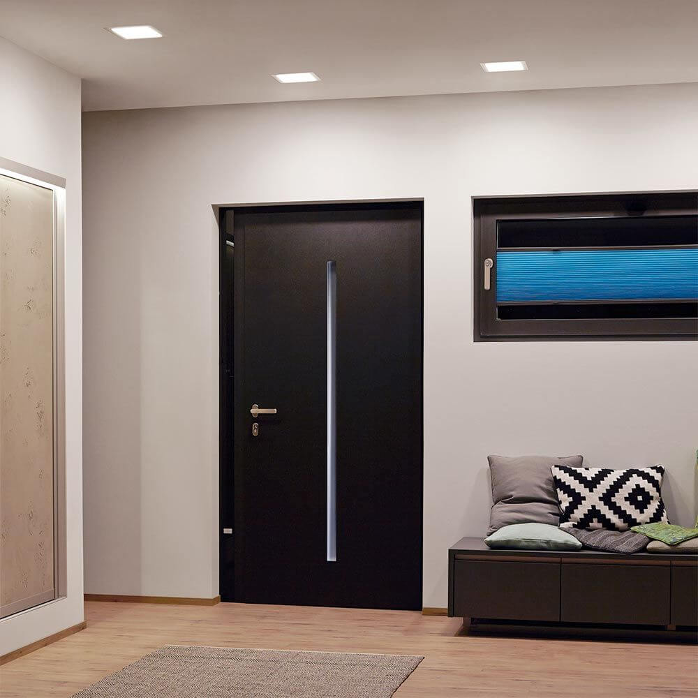 LED Einbaupanel 19 x 19cm flach eckig silber Dimmbar 15W Neutralweiß in modernem Wohnraum mit schwarzer Tür