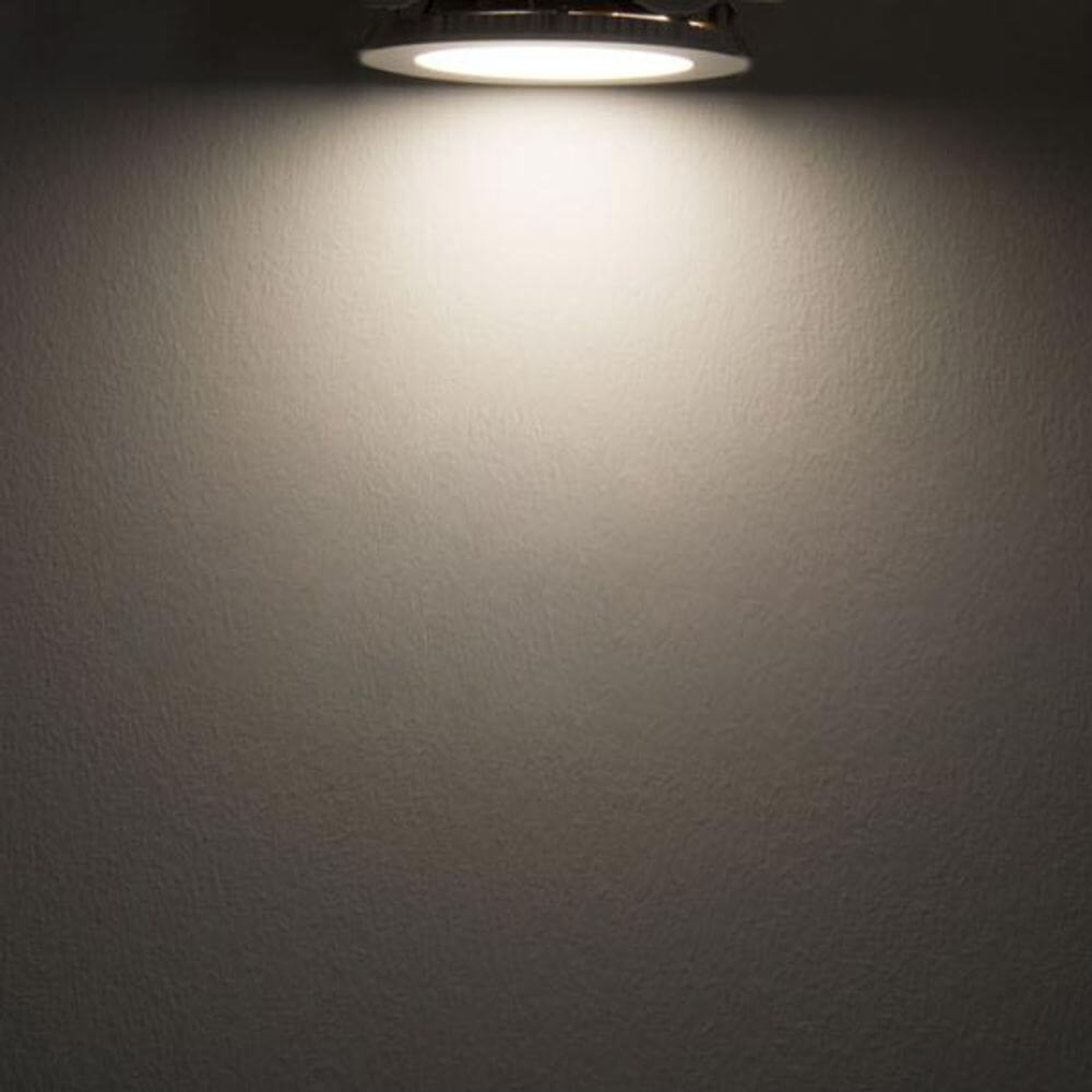 LED Einbaupanel Ø 15cm flach rund silber Dimmbar 9W Neutralweiß strahlt Licht auf eine Wand.