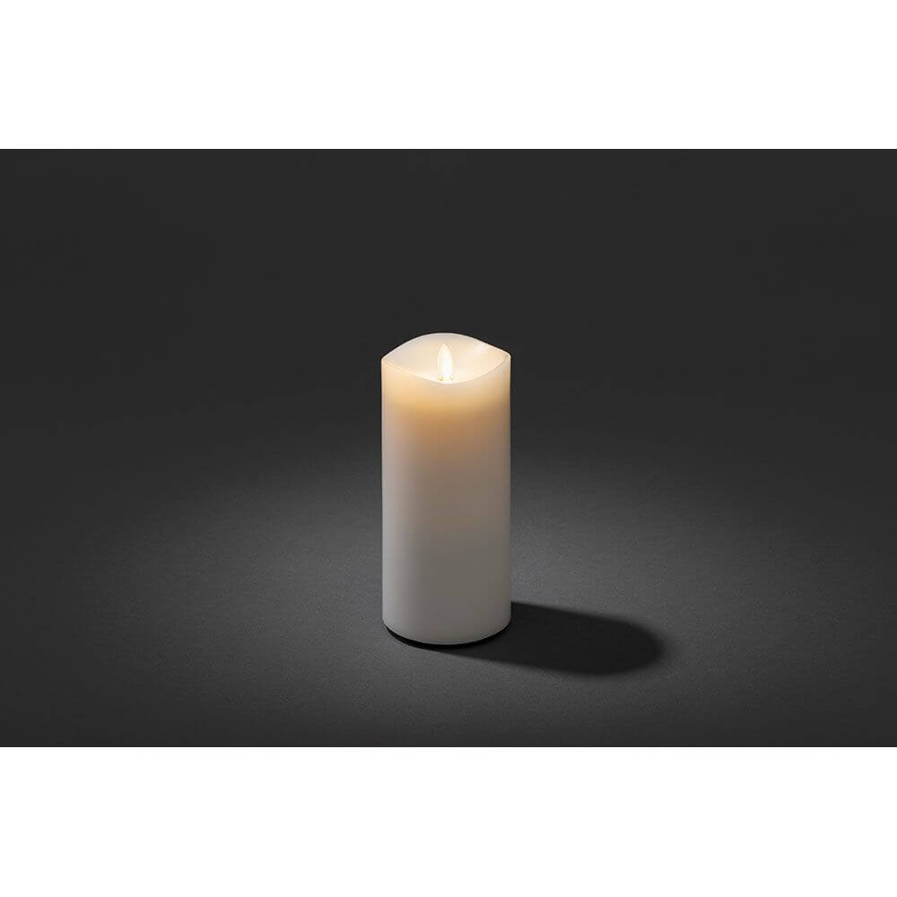 LED Duftkerze weiß flackernd Lavendel-Duftpad batteriebetrieben Timer auf schwarzem Hintergrund.