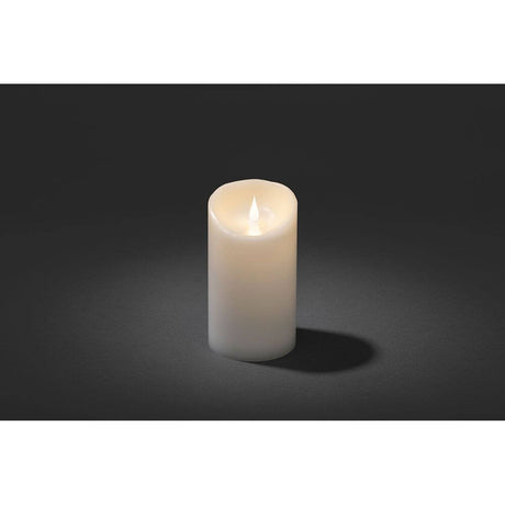 LED-ekte vokslys hvitt med 3D-flamme 18 cm timer varmhvitt batteridrevet på mørk bakgrunn.