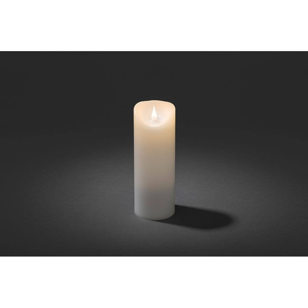 LED Echtwachskerze weiß mit 3D Flamme 20,5cm Timer Warmweiß batteriebetrieben auf einem dunklen Hintergrund.