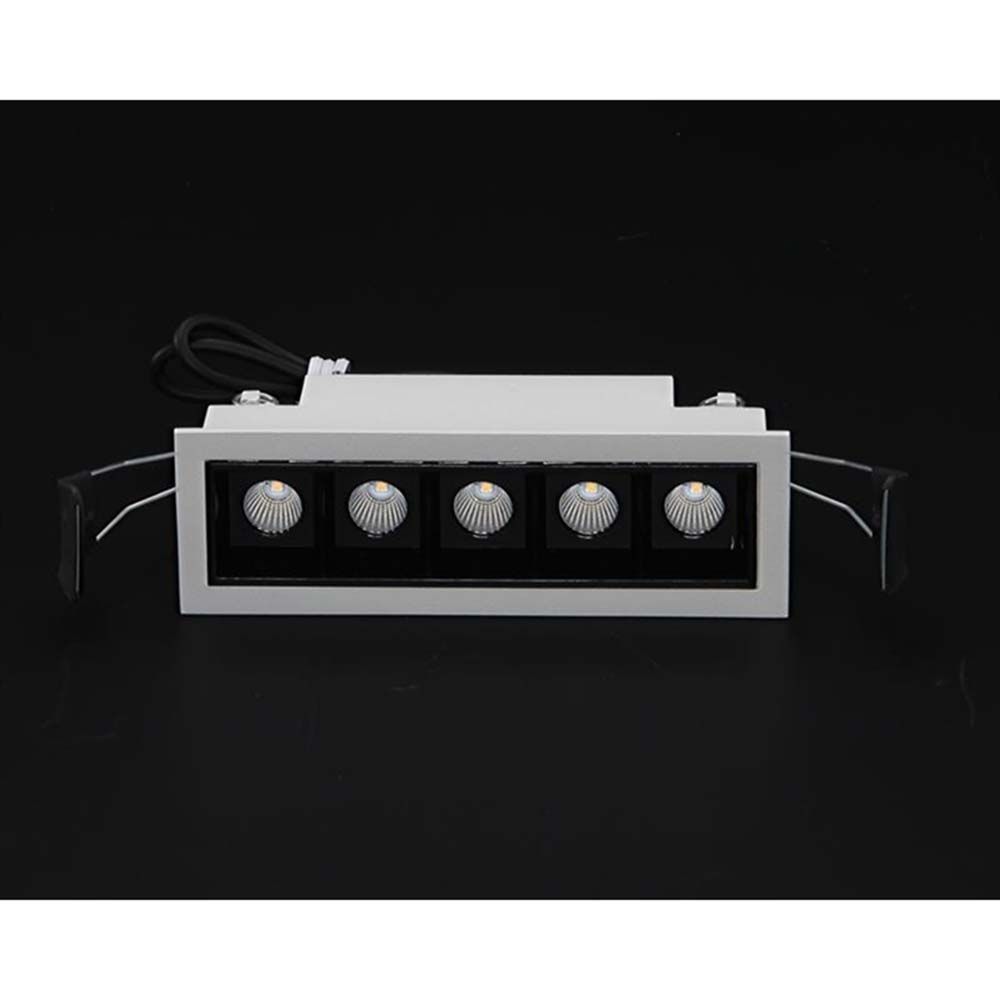 LED Einbau-Rasterleuchte mit 5x2W warmweißen LEDs, weiß-mattem Rahmen und schwarzem Reflektor, 2900 Kelvin.