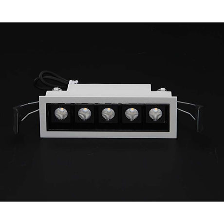 LED Einbau-Rasterleuchte mit 5x2W warmweißen LEDs, weiß-mattem Rahmen und schwarzem Reflektor, 2900 Kelvin.