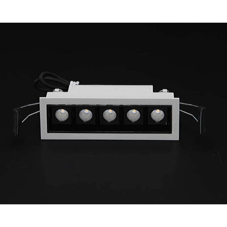 LED Einbau-Rasteleuchte Line 640lm 5x2W Warmweiß mit 5x2W Power LEDs in weiß-mattem Alu-Rahmen.