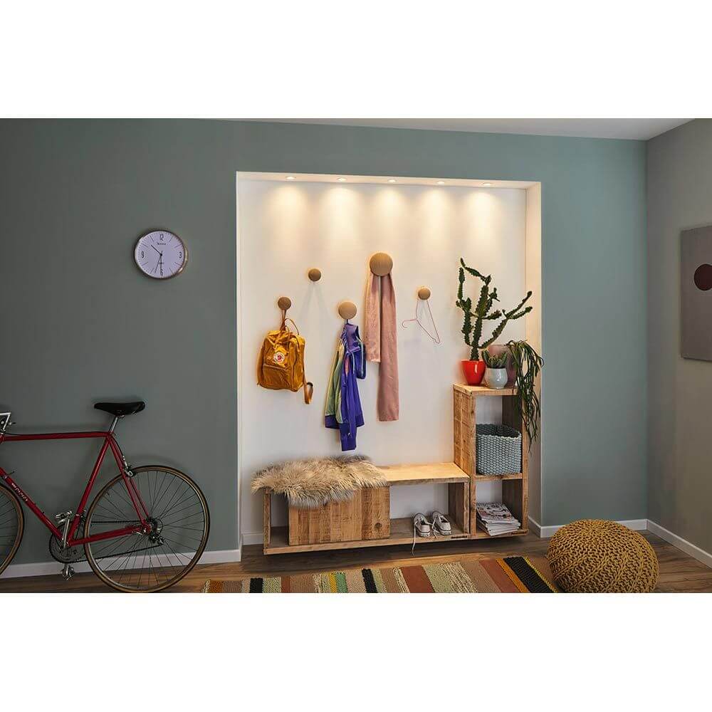 LED Einbaustrahler Nova Mini Plus in modernem Eingangsbereich mit Garderobe und Fahrrad.