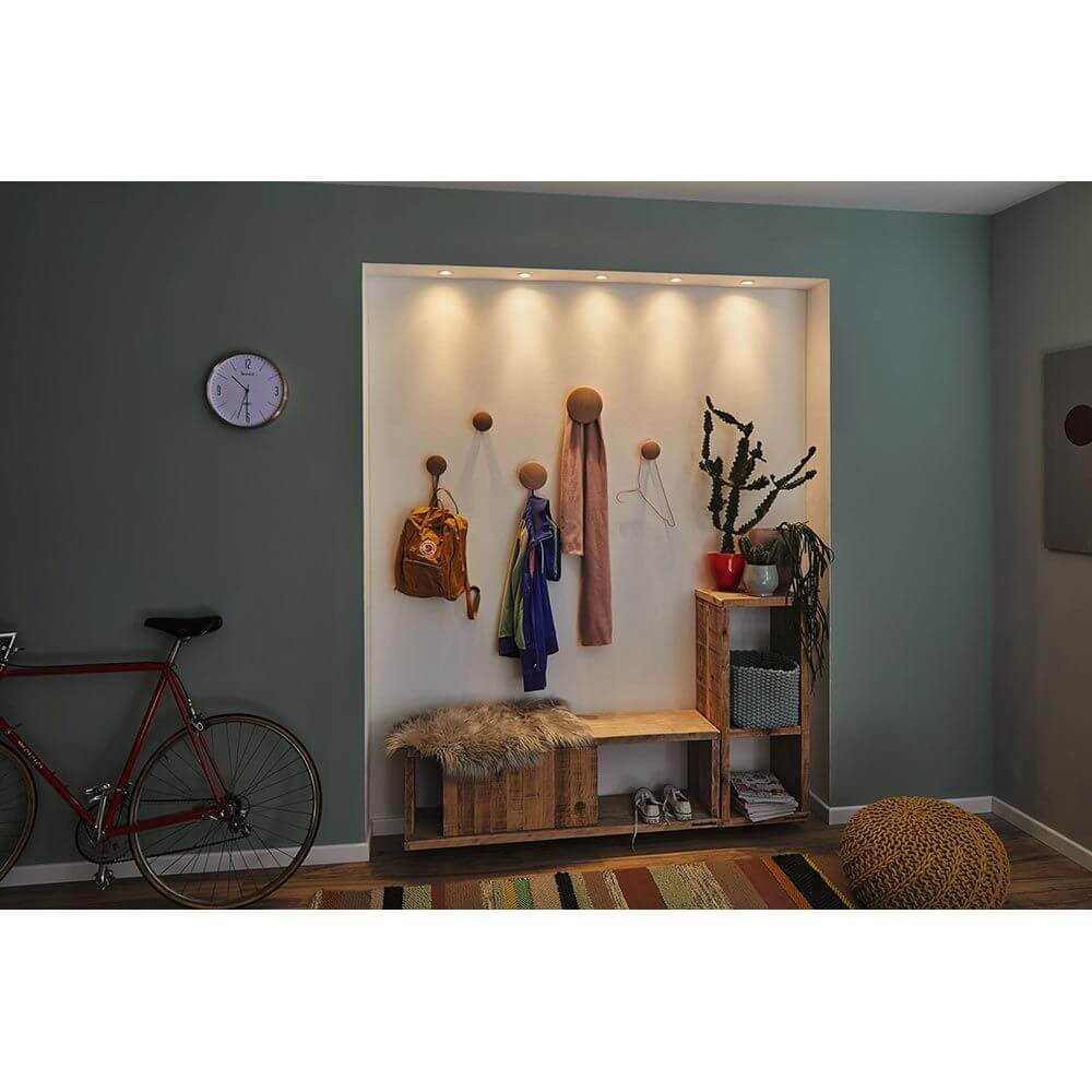 Moderner Flur mit LED Be lighting, Holzregal und Garderobe für Jacken und Taschen.