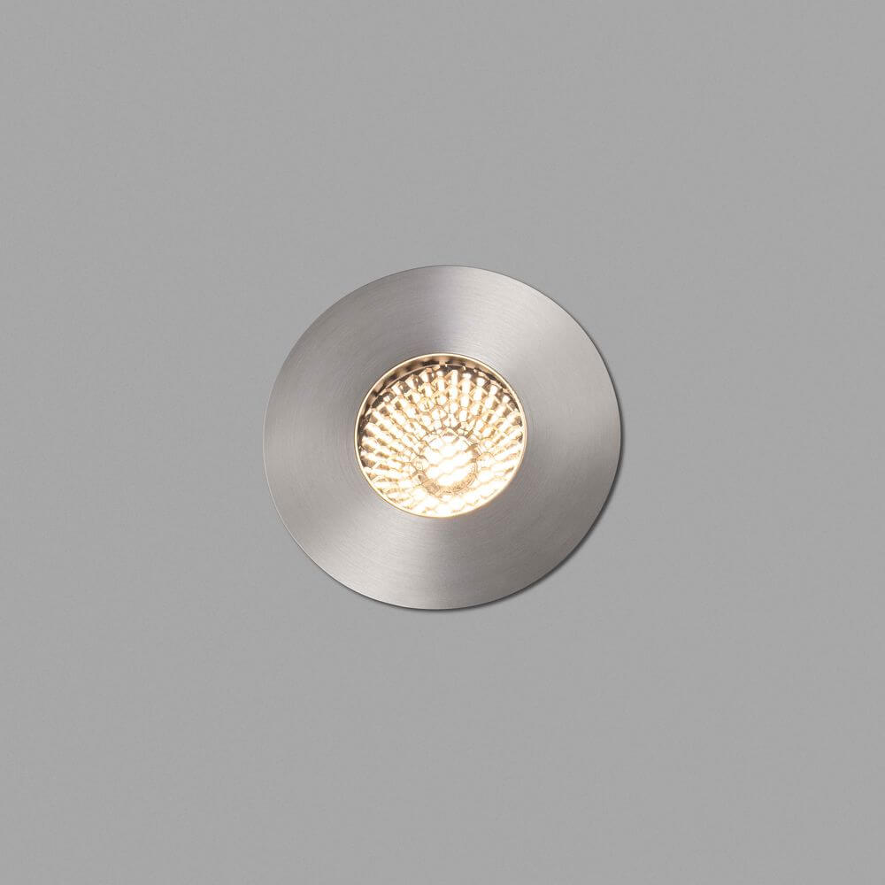 LED Einbauleuchte GRUND 36° 3000K IP67 Nickel-Matt auf grauem Hintergrund, modernes Design.