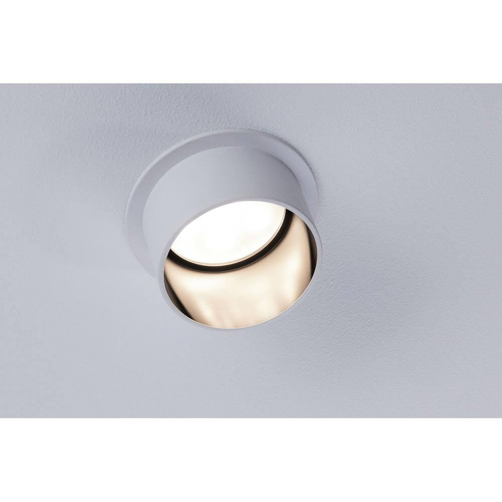 LED Einbauleuchte Gil Schwarz, Weiß IP44 auf weißer Decke mit dekorativem Design.